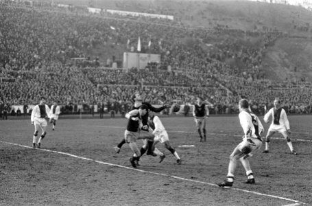 Dukla Praag tegen Ajax 2-1. Spelmoment voor het doel van keeper Viktor, Bestanddeelnr 920-1443