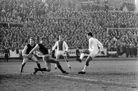 Dukla Praag tegen Ajax 2-1, Sjaak Swart scoort eerste goal. Klaas Nuninga kijkt…, Bestanddeelnr 920-1433