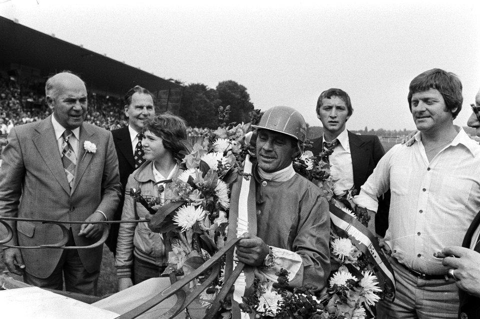 Duindigt derby JJ winnaar in de bloemen, Bestanddeelnr 929-2973
