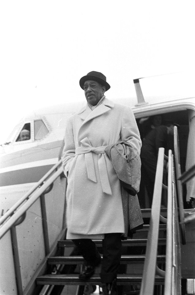 Duke Ellington op Schiphol voor optreden in Den Haag en Amsterdam, Bestanddeelnr 914-8256