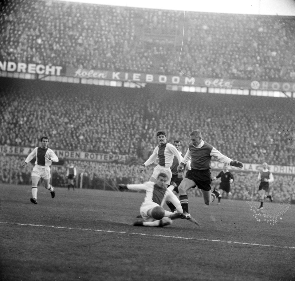 Duel Soetekouw (Ajax), boven hem Hulshof (Ajax) achter Moulijn en rechts Harry B, Bestanddeelnr 918-6562