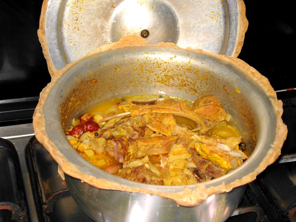 Dumpakht in cooking pan