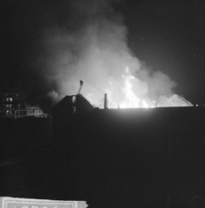 Dumppakhuis aan Wibautstraat geheel uitgebrand De blussingswerkzaamheden, Bestanddeelnr 915-0261