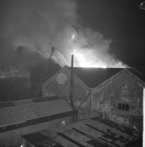 Dumppakhuis aan Wibautstraat geheel uitgebrand De blussingswerkzaamheden, Bestanddeelnr 915-0263