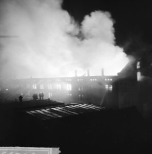 Dumppakhuis aan Wibautstraat geheel uitgebrand De blussingswerkzaamheden, Bestanddeelnr 915-0259