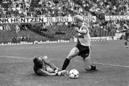 Duel met AZ-keeper Eddie Treijtel tijdens de wedstrijd Feyenoord tegen AZ'67, 3-, Bestanddeelnr 932-3435
