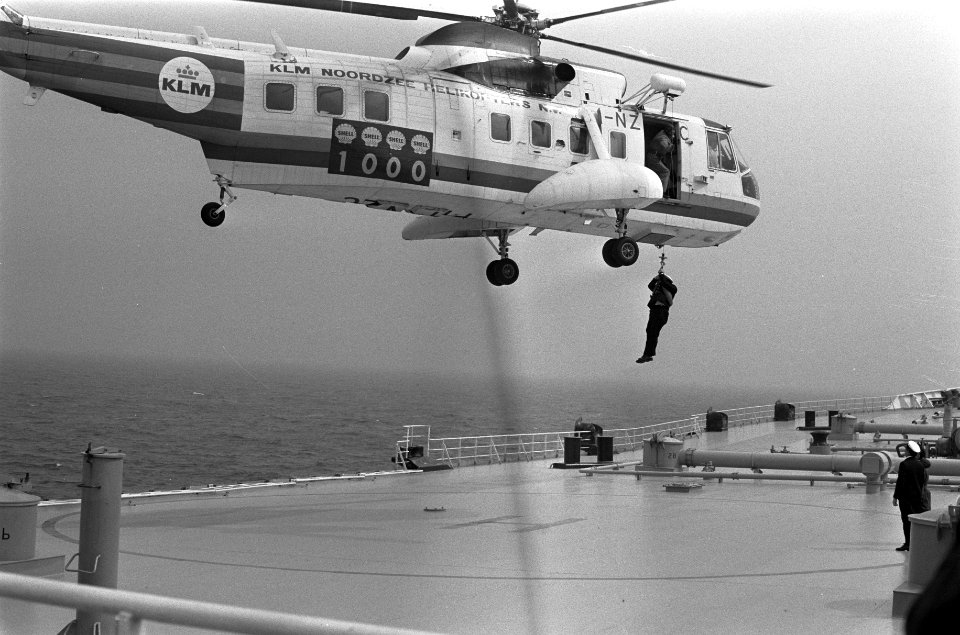 Duizendste beloodsing met helikopter van KLM Noordzee Helikopters, Bestanddeelnr 926-4211