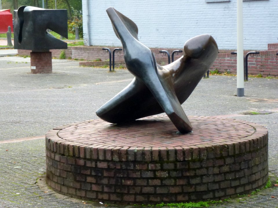 Dukenburg kunstwerk Bruning voor het wijkgebouw, twee delen
