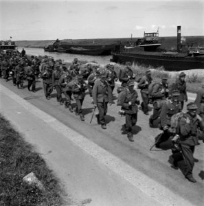 Duitse krijgsgevangen in colonne langs de Balgzanddijk te Den Helder, met daa, Bestanddeelnr 900-3306