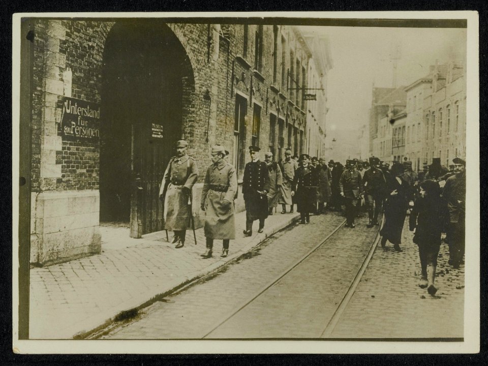 Duitse keizer Wilhelm en een aantal officieren bezoeken Brugge burgers kijken t, Bestanddeelnr 158-1359
