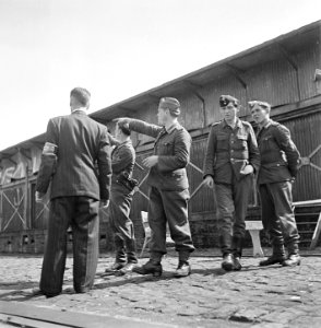 Duitse militairen geven uitleg, Bestanddeelnr 900-2978