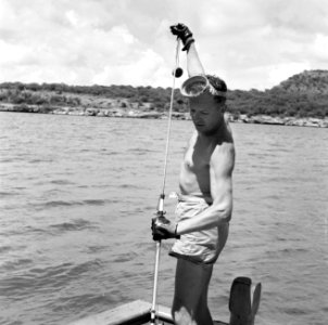 Duiker Hakkenburg op een boot in de Fuikbaai, Bestanddeelnr 252-2975