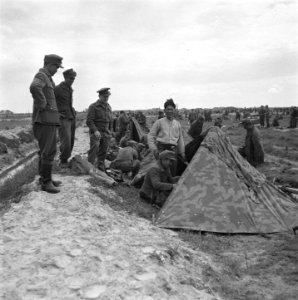 Duitse krijgsgevangen van Aziatische afkomst bij een tent, Bestanddeelnr 900-3312