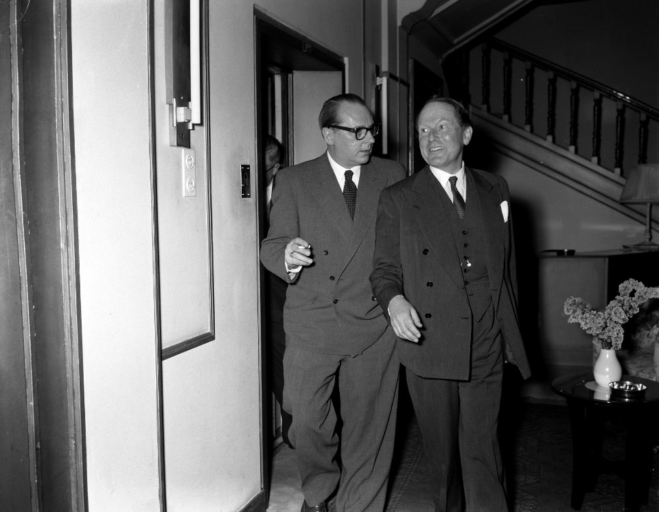 Duitse minister Von Brentano in ons land met mr JW Beijen (rechts), Bestanddeelnr 907-6293