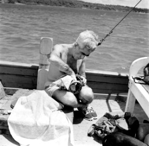 Duiker Fischer op een boot in de Fuikbaai, Bestanddeelnr 252-2963