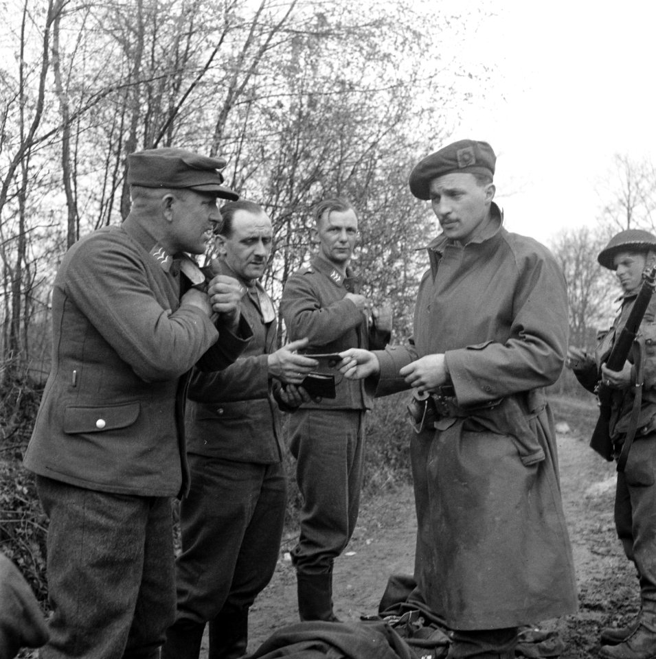 Duitse krijgsgevangenen (Luftwaffe of Fallschirmjäger) worden gefouilleerd, Bestanddeelnr 900-2383