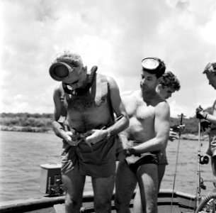 Duiker Fischer en andere duikers op een boot in de Fuikbaai, Bestanddeelnr 252-2971
