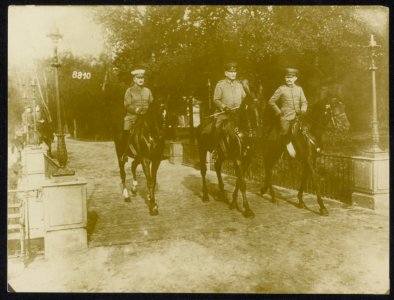 Duitse officieren te paard rijden over een bruggetje, Bestanddeelnr 158-0517
