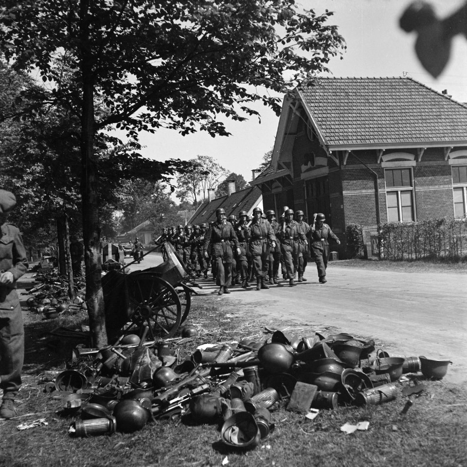 Duitse militairen op weg naar het wapendepot in Soest, waar de Duitsers hun wape, Bestanddeelnr 900-3118