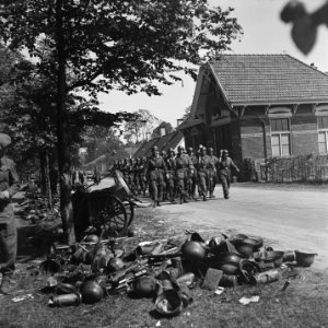 Duitse militairen op weg naar het wapendepot in Soest, waar de Duitsers hun wape, Bestanddeelnr 900-3118