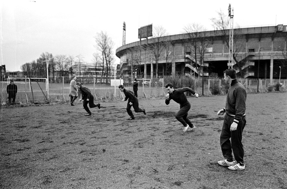 Dukla Praag traint op bijvelden van het Olympisch Stadion,, Bestanddeelnr 920-1237