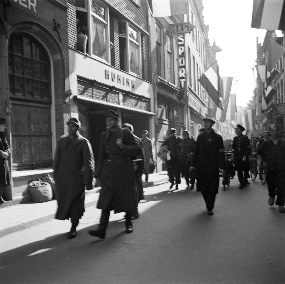 Duitse militairen worden afgevoerd, Bestanddeelnr 900-2460