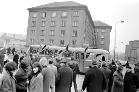 Dukla Praag tegen Ajax 2-1, Bus met Dukla supporterrs, Bestanddeelnr 920-1446