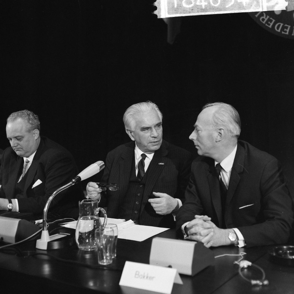 Duitse minister van economie en technologie Kurt Schmückler (l.) en professor Ge, Bestanddeelnr 918-4634