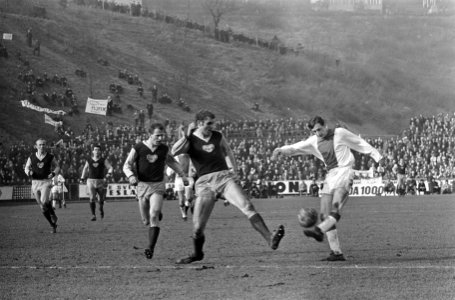 Dukla Praag tegen Ajax 2-1, Cruijff maakt het de Dukla verdediging moeilijk, Bestanddeelnr 920-1436 photo