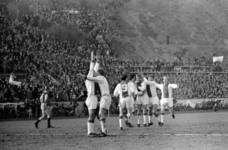 Dukla Praag tegen Ajax 2-1, Ajax-spelers juichen na goal Swart, Bestanddeelnr 920-1439