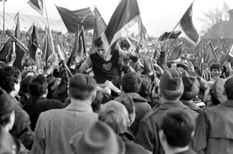 Dukla Praag tegen Ajax 2-1, Masopust op schouders Dukla-fans, Bestanddeelnr 920-1438