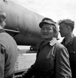 Duitse krijgsgevangene met Aziatisch uiterlijk bij watertankwagen, Bestanddeelnr 900-3309