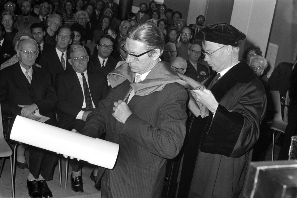 Ds Beyers Naude krijgt eredoctoraat van VU, prof J A Diepenhorst (rechts) ha, Bestanddeelnr 925-9642