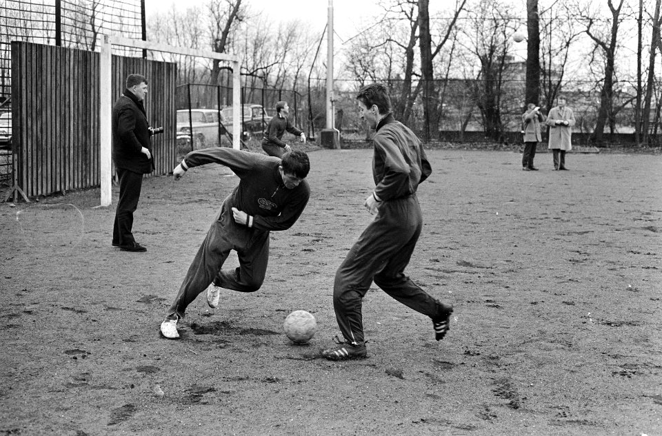 Dukla Praag traint op bijvelden van het Olympisch Stadion, Zlocha (rechts) duell, Bestanddeelnr 920-1234