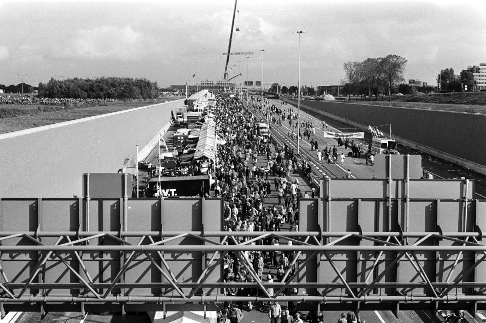 Duizenden wandelaars onder het aquaduct, Bestanddeelnr 931-7217