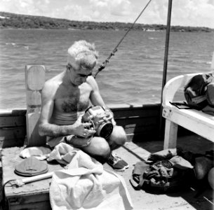 Duiker Fischer op een boot in de Fuikbaai, Bestanddeelnr 252-2967