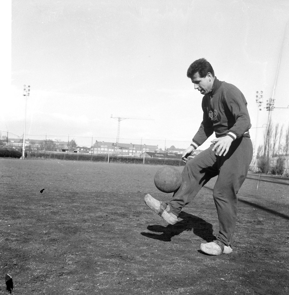 Dukla Praag traint op bijvelden van het Olympisch Stadion,, Masopust traint en t, Bestanddeelnr 920-1235