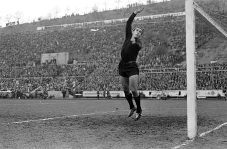 Dukla Praag tegen Ajax 2-1, keeper Viktor in aktie, Bestanddeelnr 920-1445