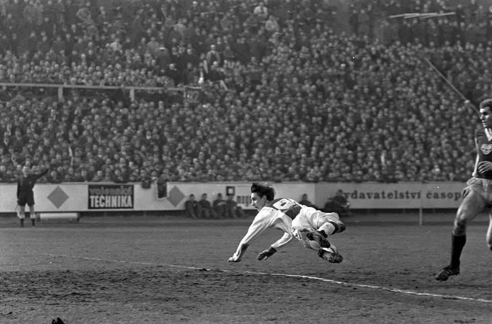 Dukla Praag tegen Ajax 2-1, Cruijff in kopbalvlucht, Bestanddeelnr 920-1437