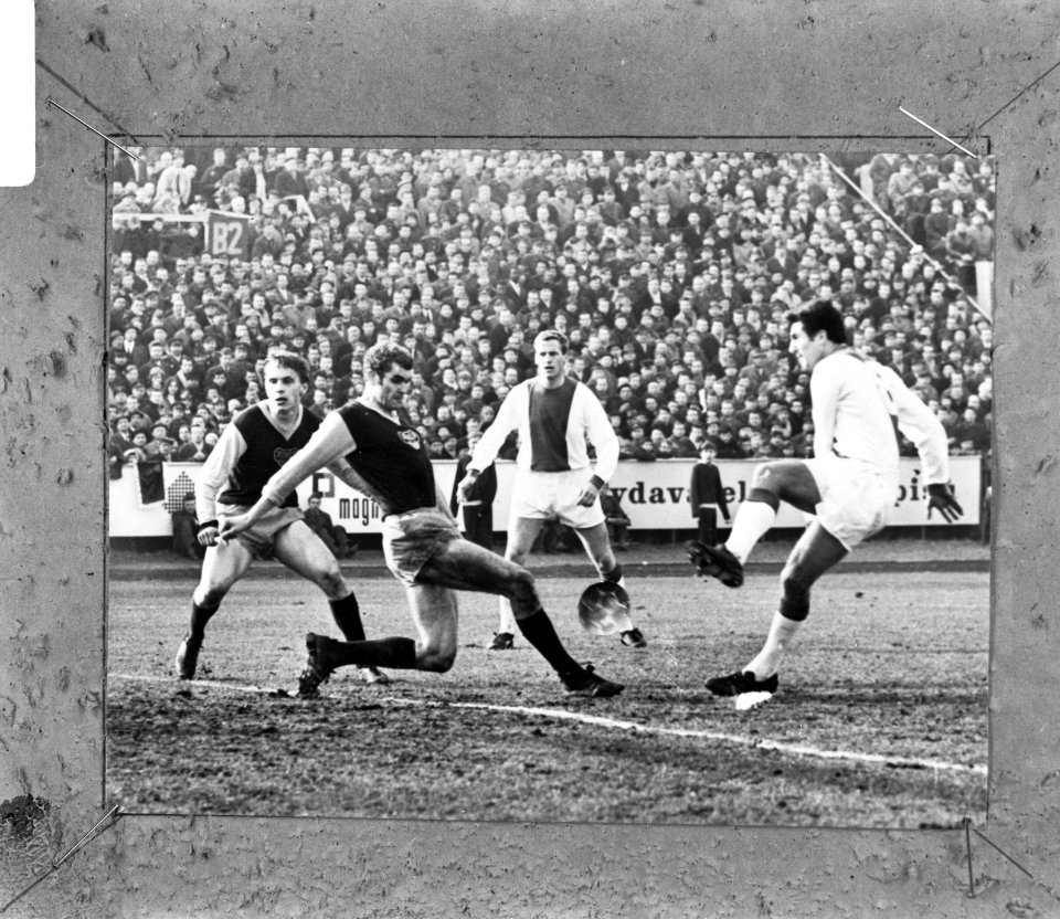 Dukla Praag tegen Ajax 2-1, Sjaak Swart scoort eerste goal. Klaas Nuninga kijkt…, Bestanddeelnr 920-1434
