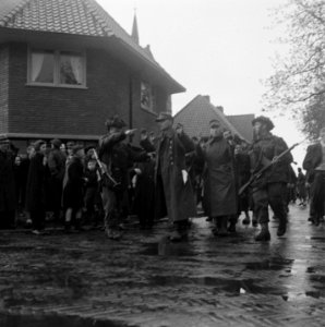 Duitse krijgsgevangenen worden afgevoerd, Bestanddeelnr 900-2389
