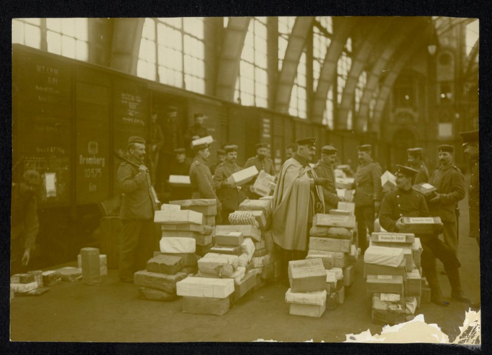 Duiitse militairen verdelen kerstpaketten op het perron van een stationsgebouw, Bestanddeelnr 158-0525