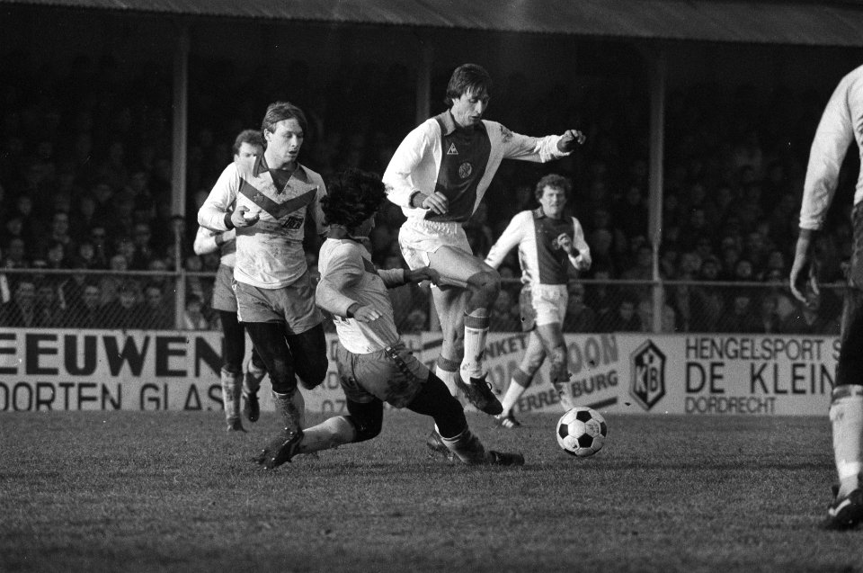 DS 79 tegen Ajax KNVB-beker 1-0. Johan Cruijff in duel, Bestanddeelnr 931-9160