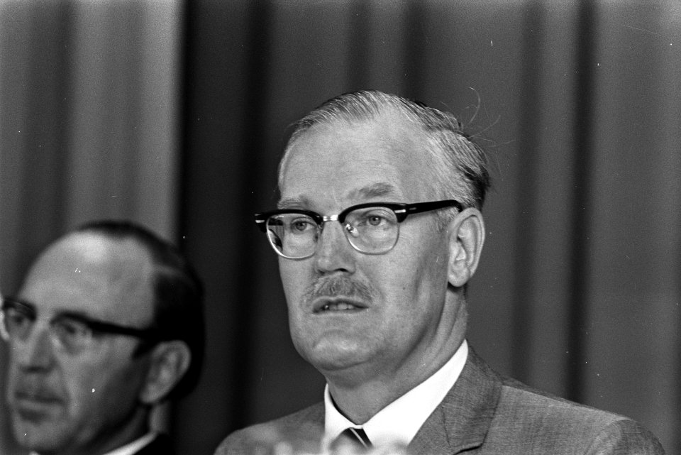 Ds. J. Tuinen uit Amsterdam tijdens de openingsrede, Bestanddeelnr 921-5913