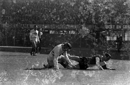 Duel tussen de spelers Harry Brüll (links) en Coen Moulijn, Bestanddeelnr 918-2915