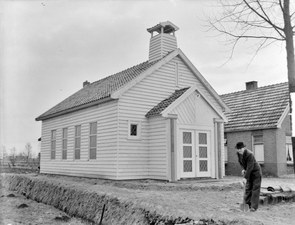 Ds. J. van Loo in Daarlerveen (bij Almelo) bouwde eigen kerk, Bestanddeelnr 904-4443