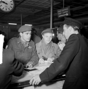 Ds. P.H. Meerburg met Korea-vrijwilligers van Schiphol naar Korea, Bestanddeelnr 904-4647