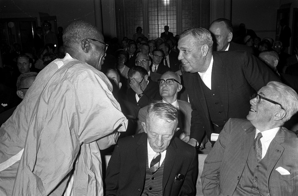 Ds. J.B. Vorster (rechts), uit Zuid Afrika , groet ds. Sai uit Nigeria, Bestanddeelnr 921-5909