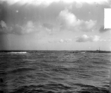 Duikers bij wrak Faustus. Gat in dijk, Bestanddeelnr 905-4123