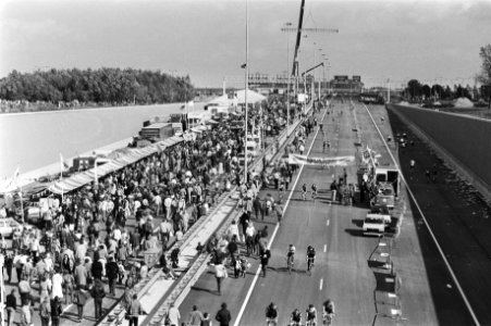 Duizenden wandelaars onder het aquaduct, Bestanddeelnr 931-7218